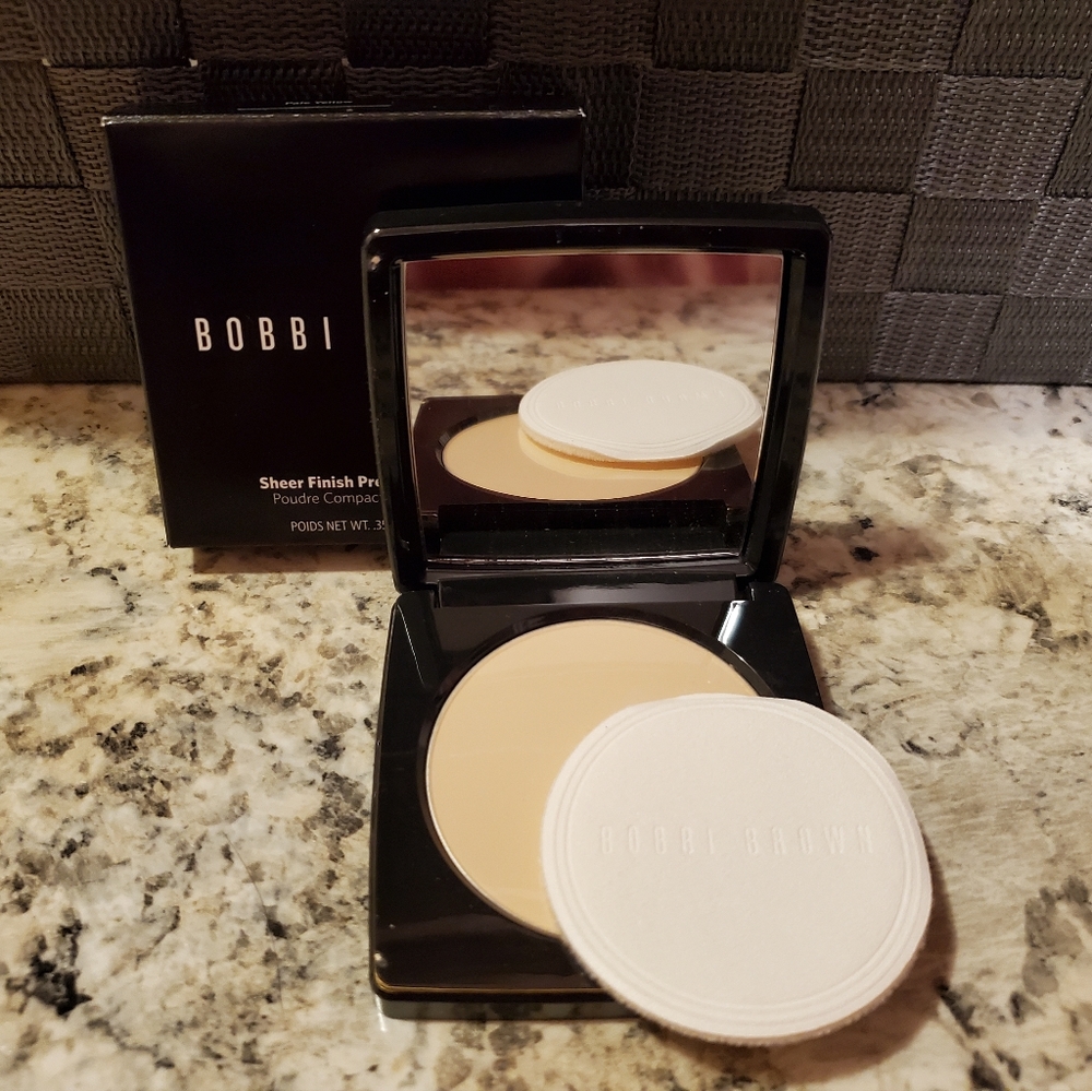 Brand New Bobbi Brown: Pale Yellow Sheer Finish Pressed Powder